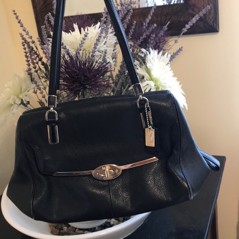 Black coach bag authentic !!